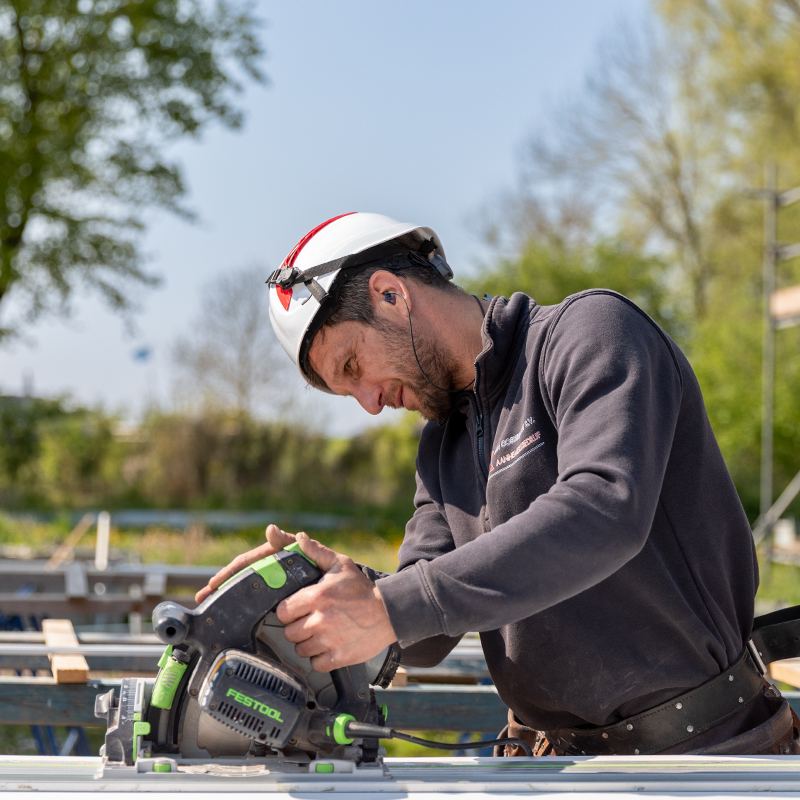Servicemonteur van Jan Oosterhout aan het werk