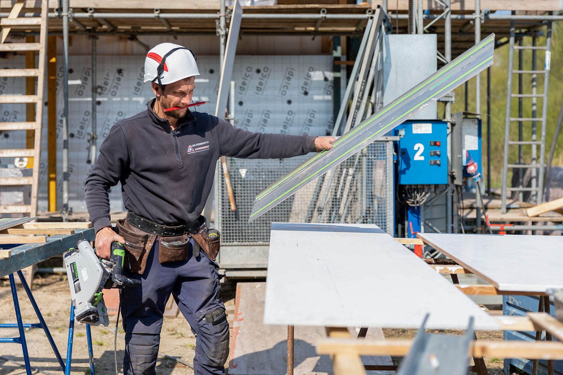 Vakman van Jan Oosterhout tijdens kleine bouwkundige werkzaamheden
